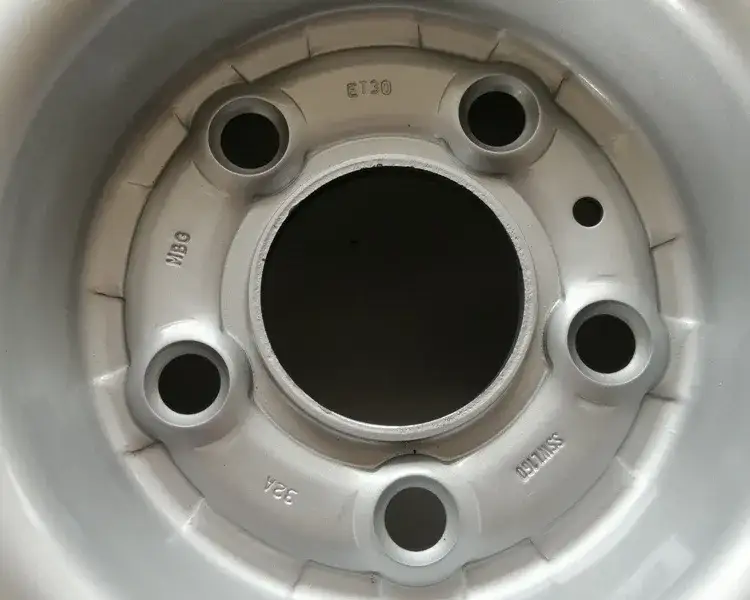 Zdjęcie Ile waży felga stalowa 14 cali? Wpływ wagi na wydajność i porównanie z aluminiowymi