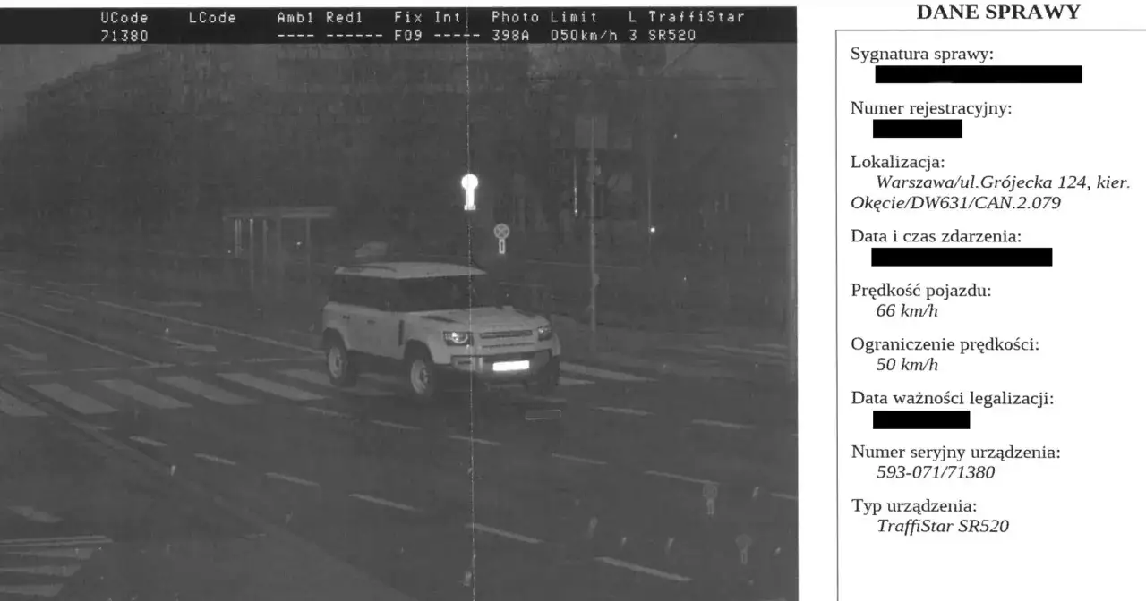 Błędne wskazanie osoby kierującej pojazdem. Biały Land Rover Defender przekracza prędkość 66 km/h na ograniczeniu do 50 km/h.