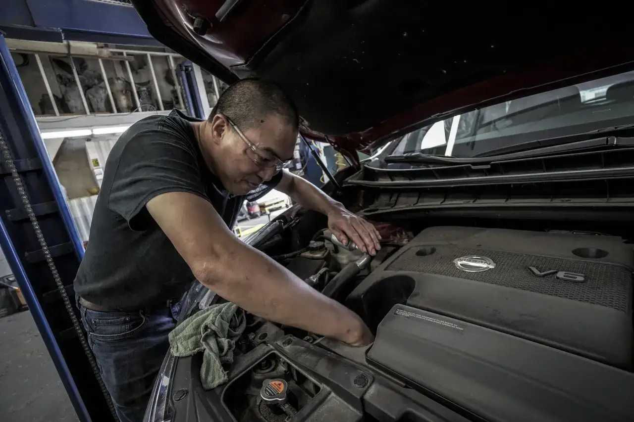 Mechanik pracuje przy silniku V6. Zastanawiasz się, ile trwa regeneracja alternatora?