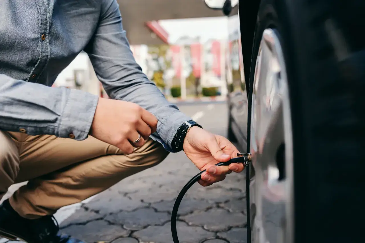 Zdjęcie Jakie ciśnienie w oponach 215/45 R17? Uniknij błędów i zadbaj o bezpieczeństwo!