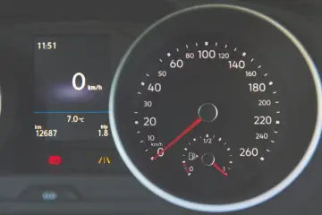 Na desce rozdzielczej widać prędkościomierz i wyświetlacz. Zastanawiasz się, ile pali 1.9 TDI? Ten samochód ma przejechane 12687 km.