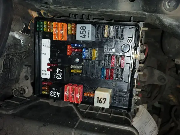 VW Golf 4: Gdzie jest przekaźnik klimatyzacji? Lokalizacja krok po kroku