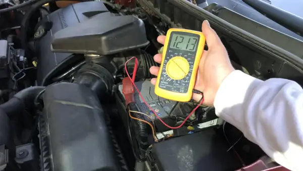 Jak sprawdzić alternator? Prosty test bez miernika (do 70 znaków)