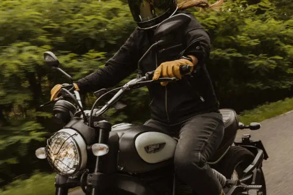 Jak zmieniać biegi w motocyklu? Praktyczny poradnik dla początkujących