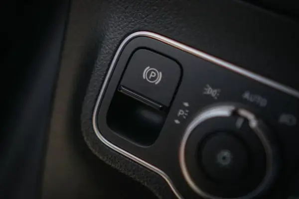 Jak zwolnić hamulec ręczny w Mercedesie? Instrukcja krok po kroku