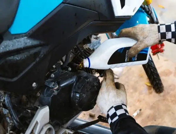 Ile kosztuje wymiana oleju w motocyklu? Sprawdź, co wpływa na cenę