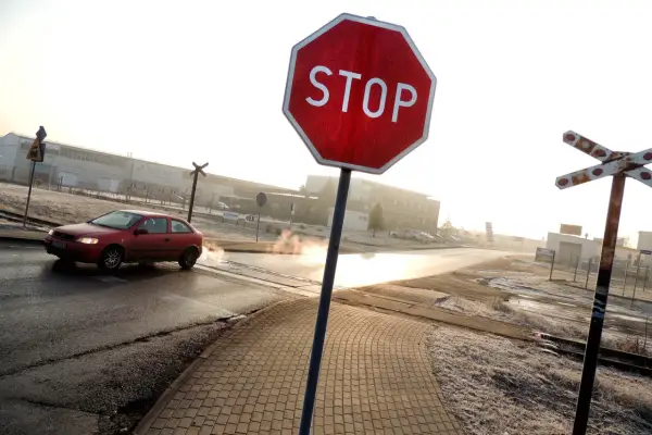 Gdzie się zatrzymać na znaku STOP? Wyjaśniamy!