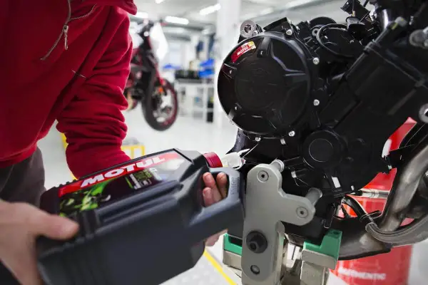 Wymiana oleju w motocyklu: Jak często i dlaczego?
