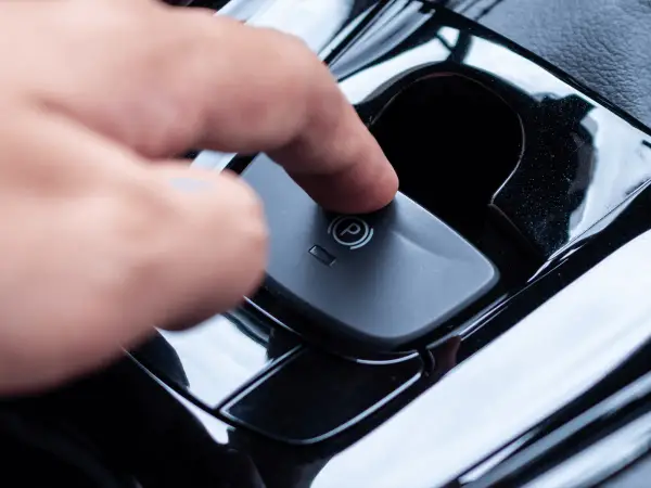 Elektryczny hamulec ręczny (EPB): Jak działa i jak go używać?
