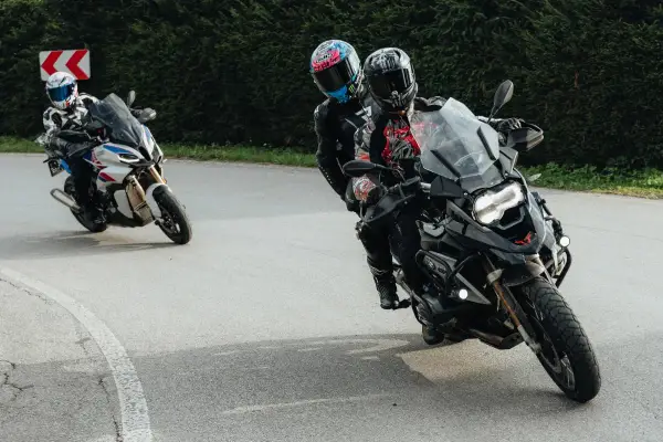 Hamowanie motocyklem: Techniki, błędy i bezpieczeństwo (Poradnik)