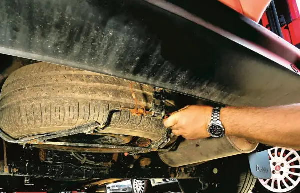 Jak łatwo i bezpiecznie wyjąć koło zapasowe w Renault Trafic – krok po kroku